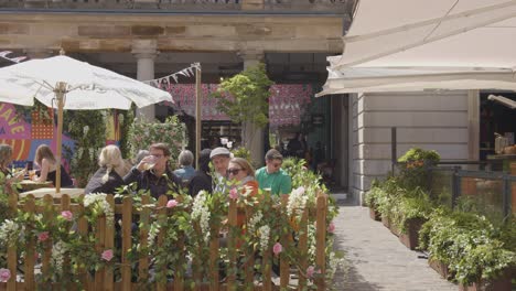 Bar-Or-Cafe-Or-Restaurant-In-Covent-Garden-Market-With-Tourists-In-London-UK-1