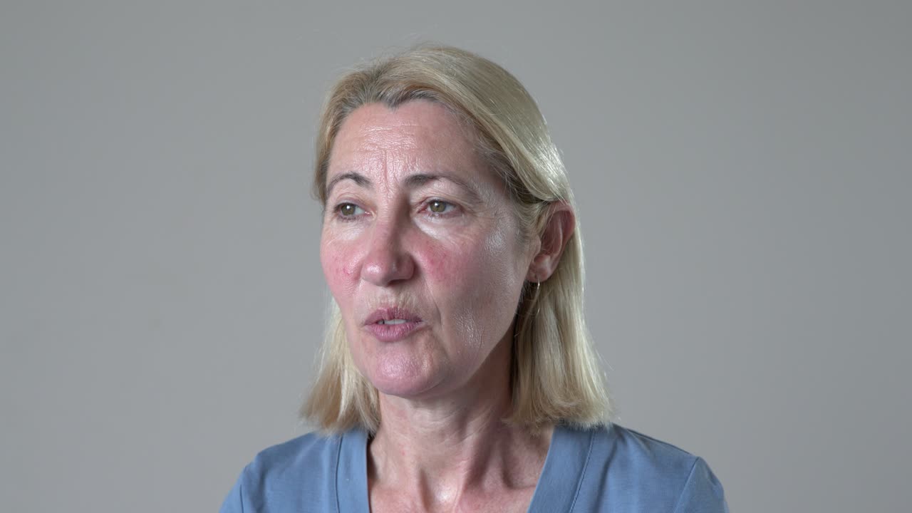 mujer explicando la rosácea en su cara cuán roja y dolorosa