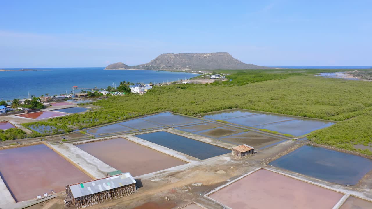 캐리비안 해안, 도미니카 공화국, 항공을 따라 소금 공장의 염전