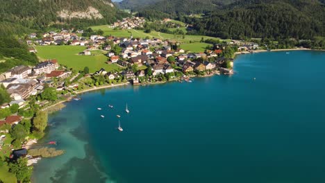 estableciendo una foto aérea de la pequeña ciudad de fuschl am see, mountain lake, austria