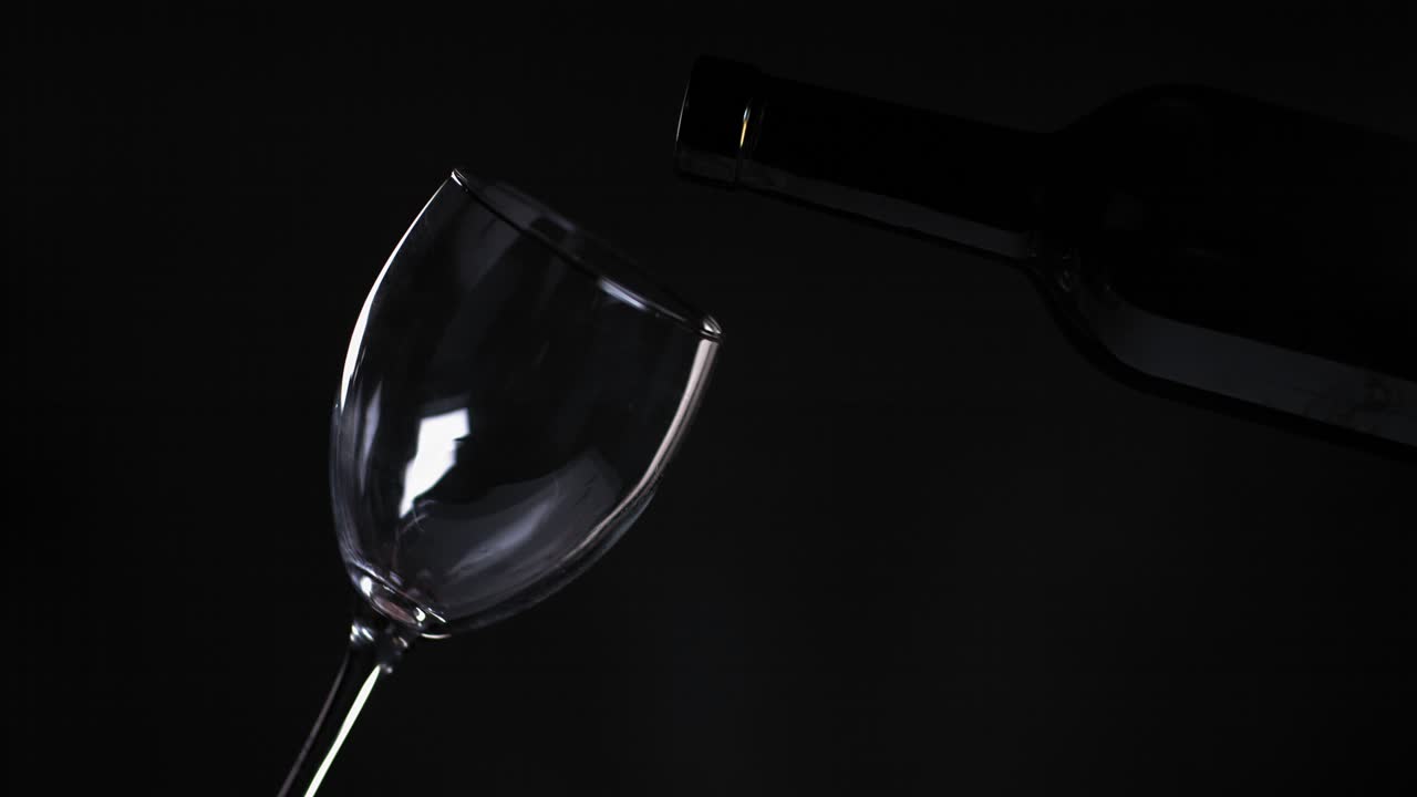 Rotwein in ein Glas gießen