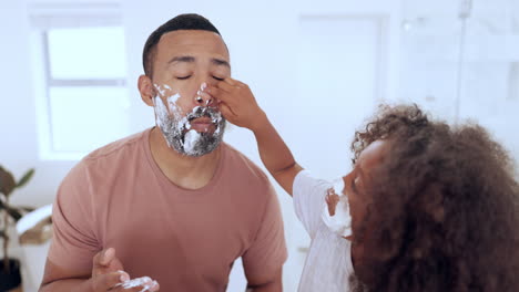 cuidado de la piel, crema de afeitar y padre con hijo