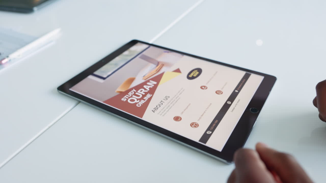 hombre de negocios musulmán leyendo el corán en una tableta