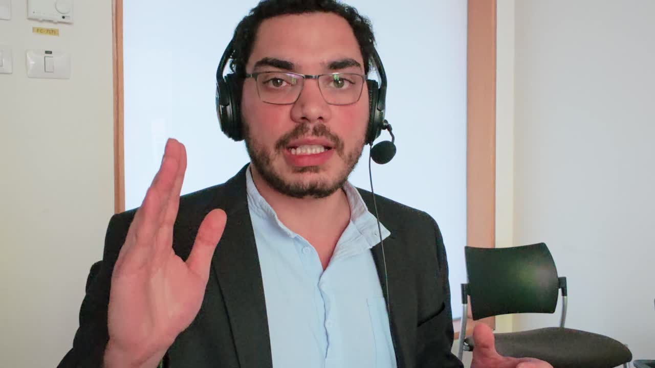 Online Tutor Lecturing During a Virtual Class