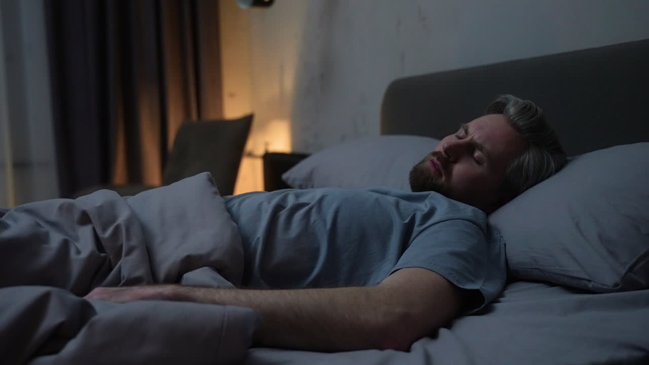 hombre en el dormitorio por la noche