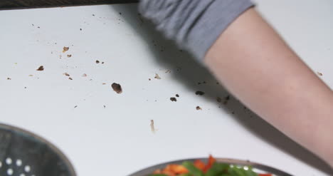 mujer limpiando la mesa con un paño húmedo