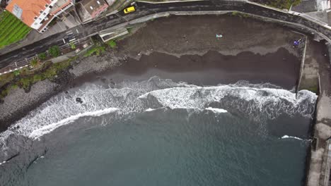 Vistas-De-Arriba-Hacia-Abajo-En-Seixal-De-La-Playa-Y-Las-Olas