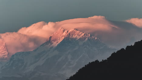 timelapse de la hora dorada de la tarde de lamjung kailash himal-mountain con mucho movimiento de nubes alrededor del pico