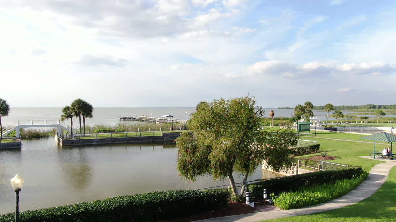 화창한 봄 오후에 아포프카 호수 위로 아름다운 공원으로 날아갑니다.