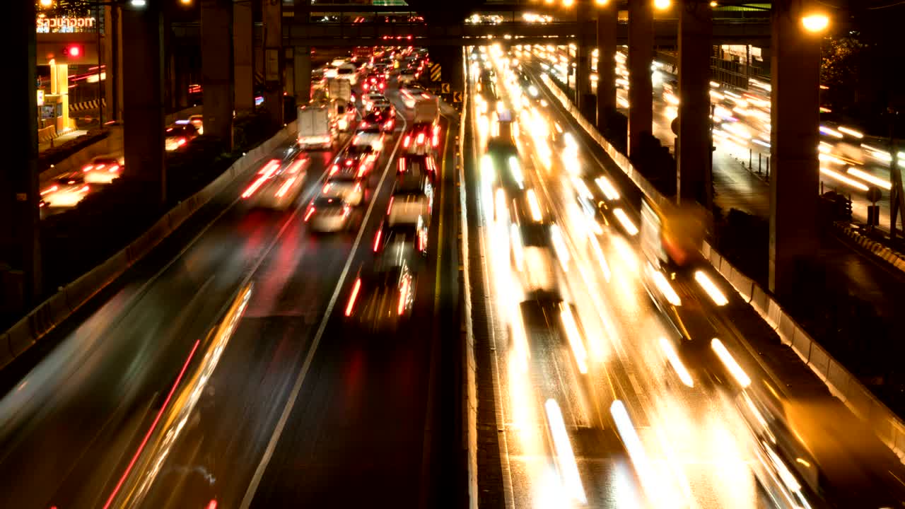 태국 방의 교통 혼잡한 교차로에서