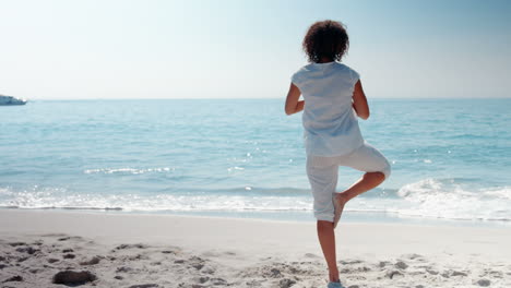 Tragen-Sie-Die-Ansicht-Einer-Frau,-Die-Yoga-Am-Strand-Macht-