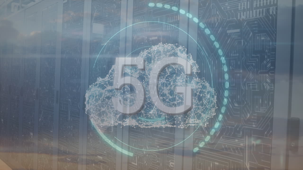 animazione di testo 5g su una rete di connessioni che forma un'icona cloud contro la sala server del computer