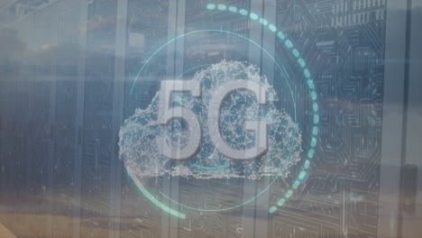 Animation-Von-5G-Text-über-Ein-Netzwerk-Von-Verbindungen,-Die-Ein-Wolkensymbol-Vor-Dem-Computerserverraum-Bilden