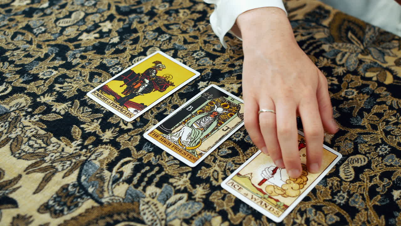 una mujer dando una lectura del tarot con el caballero de los pentáculos la alta sacerdotisa y el as de las cartas de varitas