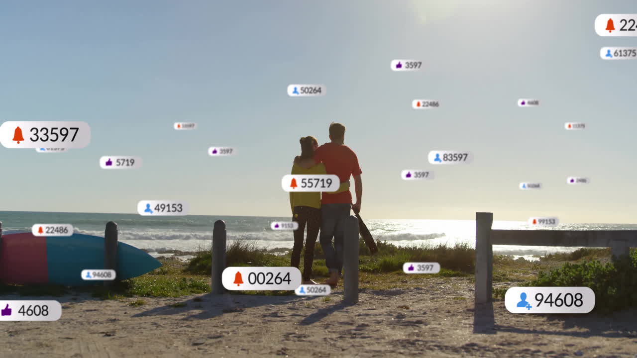 pareja caminando por la playa con animación de notificación de redes sociales sobre la escena