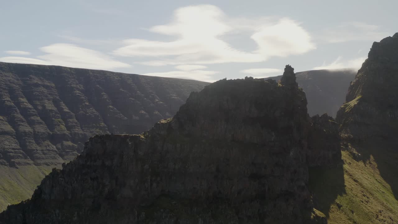 아이슬란드의 서쪽 피오르드에 있는 스발보가르 산의 꼭대기를 날아다니는 태양이 빛나는 여름날