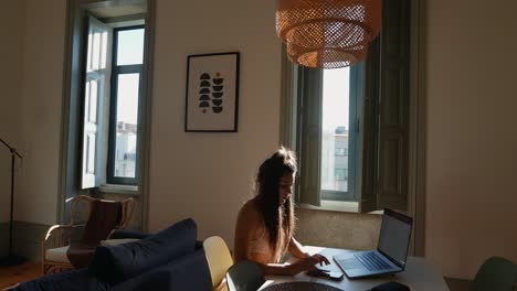 mujer que trabaja desde casa