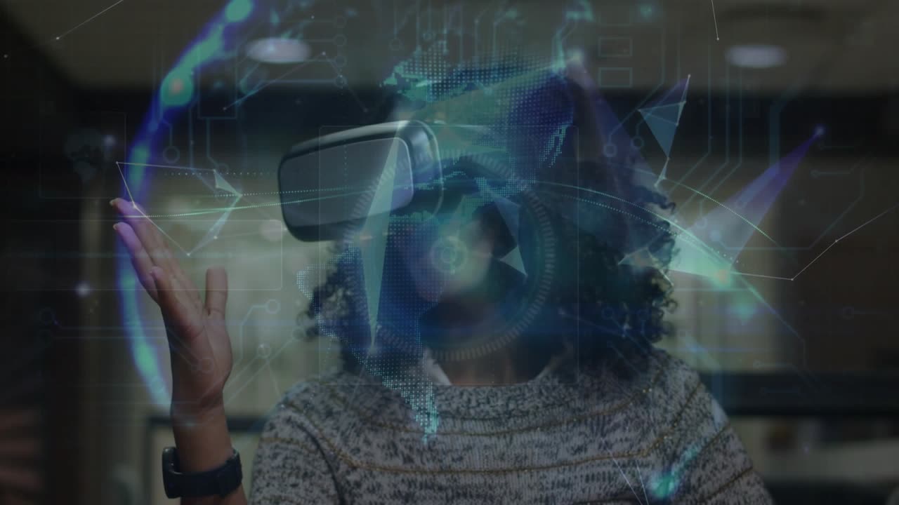 Donna che indossa un visore VR, alza un dito e pizzica per creare un'interfaccia a globo tecnologico rotante.