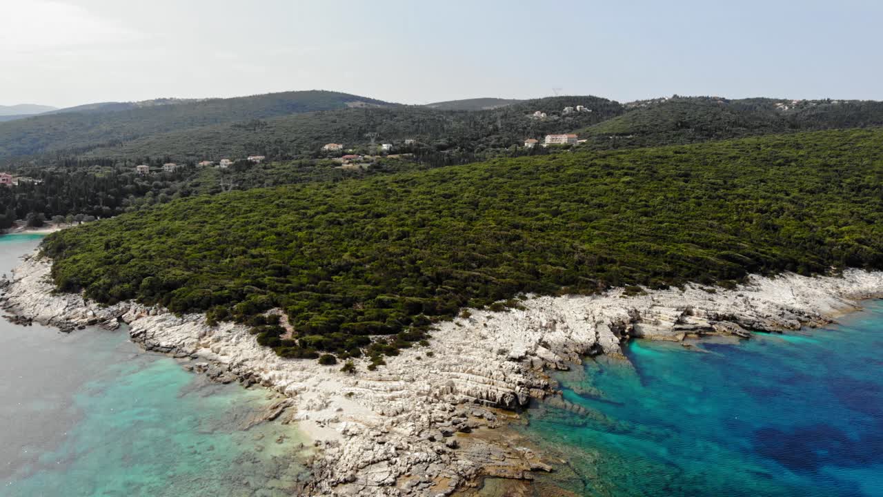 costa rocosa con vegetación verde en la playa de alexia en erisos, grecia