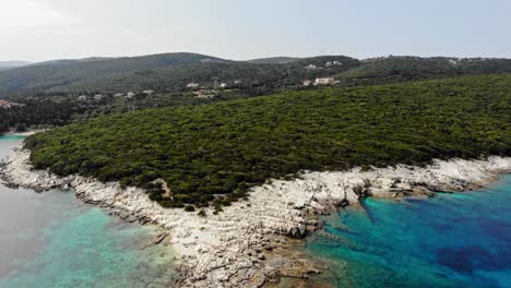 Felsige-Küste-Mit-Grüner-Vegetation-Am-Alexia-Beach-In-Erisos,-Griechenland