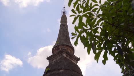 revelación cinematográfica en cámara lenta de la pagoda de piedra en el templo tailandés con pájaros volando