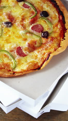 una deliciosa pizza en una caja de pizza