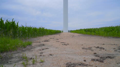 Turbina-Eólica.-Generador-De-Viento.-Panorámica-Desde-El-Suelo-Hasta-Las-Palas-Del-Generador-Eólico