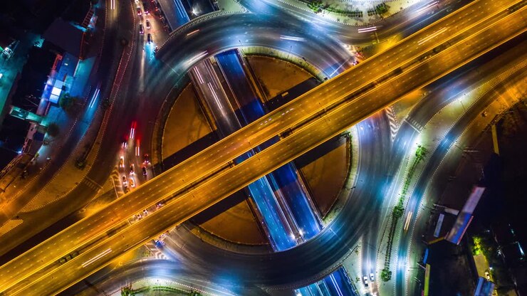 Vista aerea in time lapse del traffico su rotatoria. Traffico intenso di notte