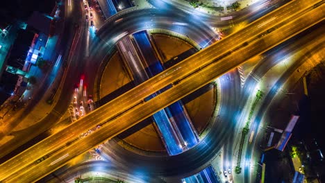 vista aérea del lapso de tiempo del tráfico en el círculo de intersección. tráfico ocupado por la noche