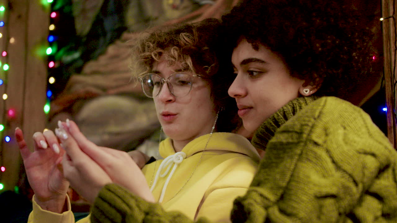 바에 있는 레즈비언 커플