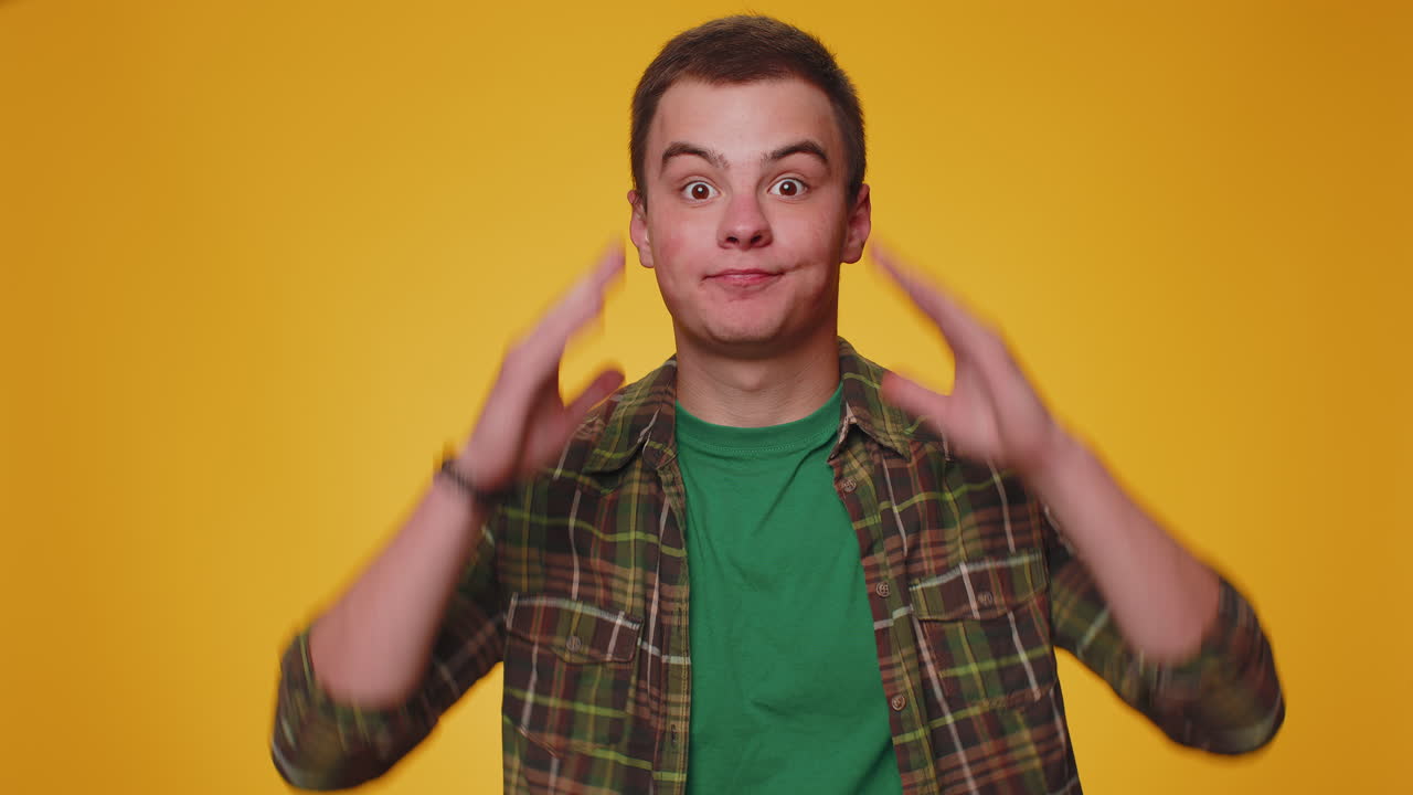 hombre asombrado emocionado sorpresa mirando a la cámara con grandes ojos, conmocionado por la repentina victoria, wow emoción