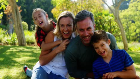 familia feliz divirtiéndose en el parque 4k