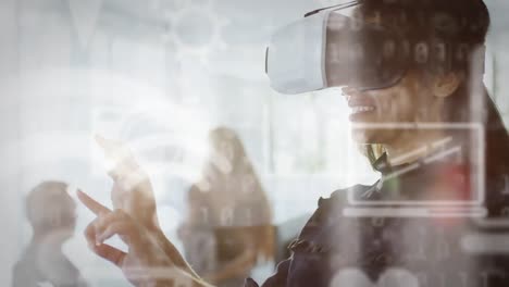 múltiples iconos digitales y codificación binaria contra una mujer de negocios que usa auriculares vr en la oficina