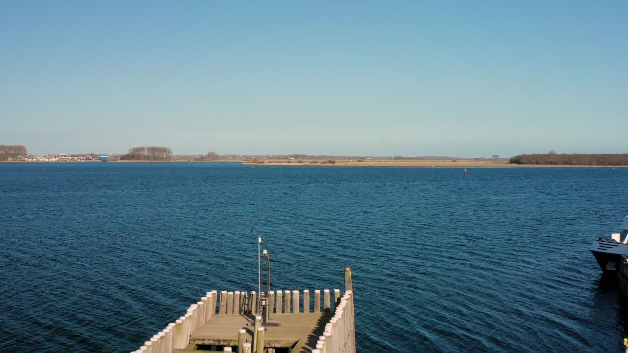 항공: 봄날 오래된 항구와 교회가 있는 유서 깊은 마을 비어레