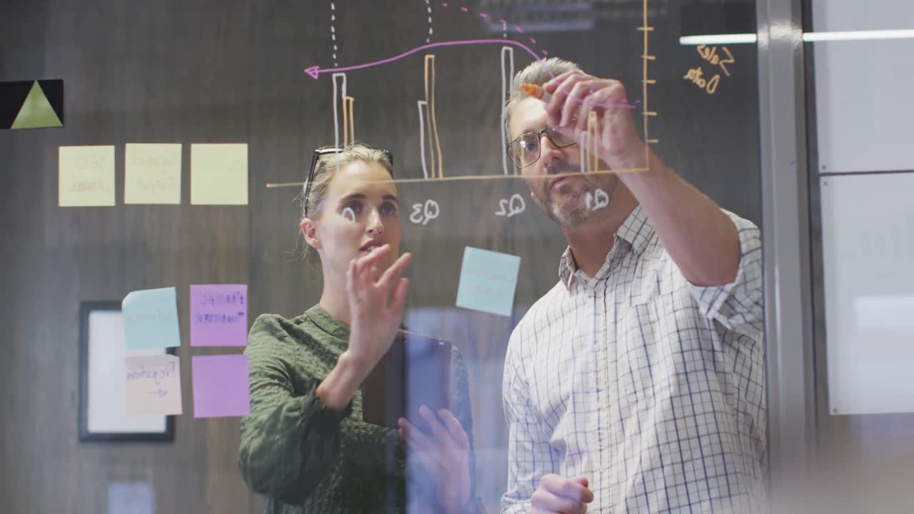 video de diseñadoras y diseñadores caucásicos felices haciendo una lluvia de ideas en la oficina