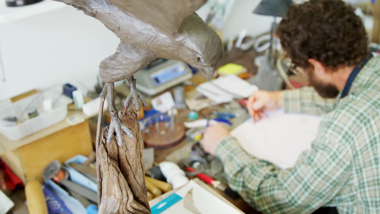 artesano dibujando un diseño de escultura 4k