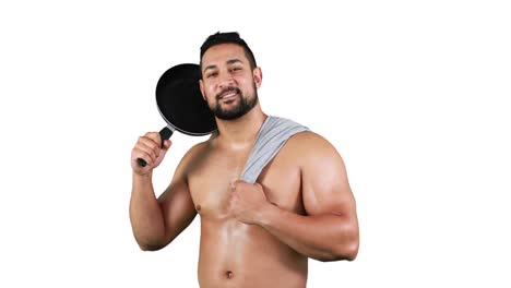 hombre musculoso sonriente sosteniendo una sartén