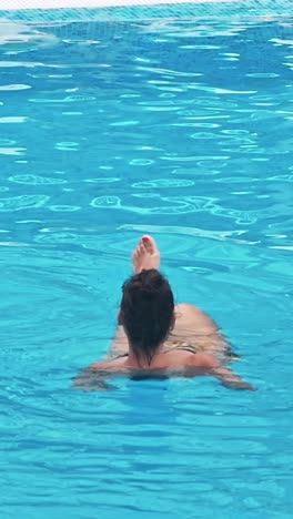 mujer nadando en la piscina