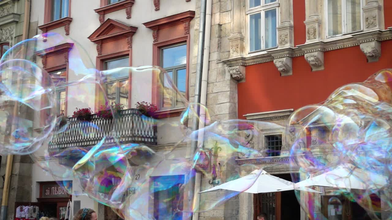 L'artista spruzza bolle nella piazza centrale della città.