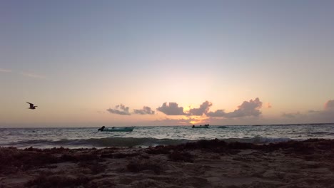 Astonishing-skyline-at-beach-during-sunrise-with-sober-colors,-Playa-del-Carmen,-timelapse