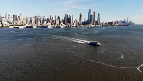 Un-Dron-Disparó-Sobre-El-Río-Hudson-Capturando-Un-Hermoso-Horizonte-De-Nueva-York