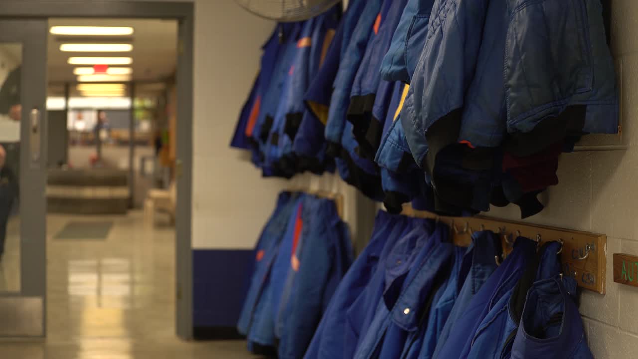 las chaquetas azules de la prisión de los reclusos prisioneros en la prisión en el hangar 4k