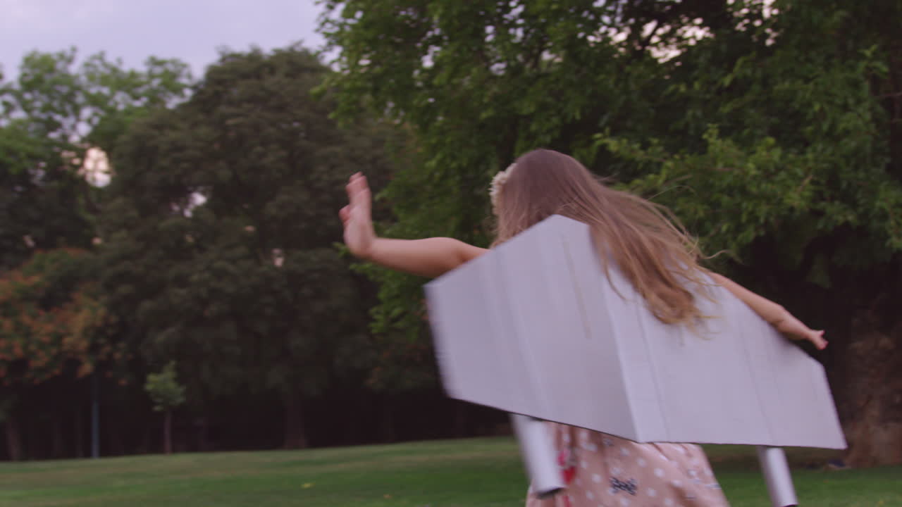 비행기에서 놀고 있는 어린 소녀