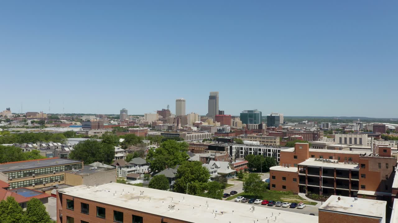 tiro aéreo descendente estabelecendo com o horizonte de omaha, nebraska ao fundo