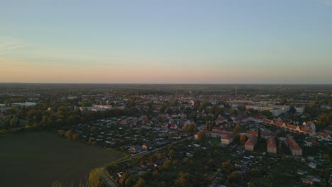 Unglaublicher-Luftbildflug-Aufsteigend-Drohne-Kleinstadt-Nauen-Brandenburg-Havelland-Deutschland-Im-Sommer-2022