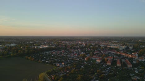 increíble vista aérea vuelo ascendente drone ciudad pequeña ciudad nauen brandenburg havelland alemania en el verano de 2022