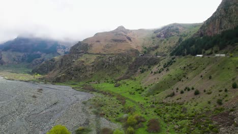 Drohnenüberflug-Aussichtspunkt-Tergi-Valley-Kazbegi-Mountain-Road-Pass-Georgia