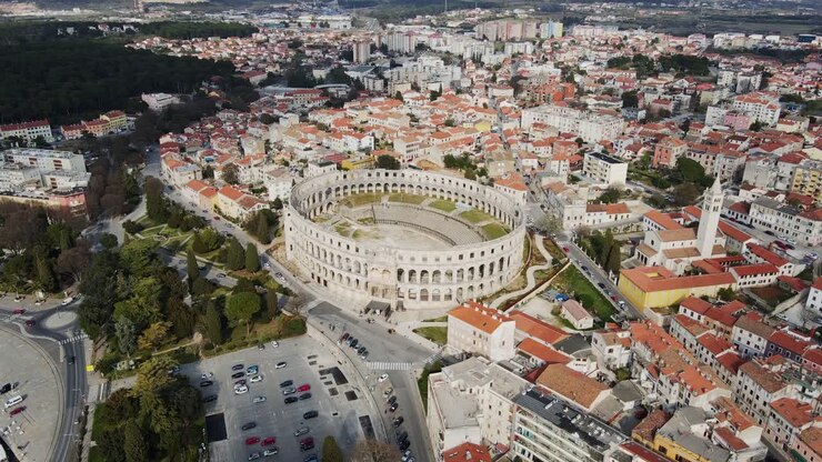 Il drone sale sopra l'Arena di Pola, rivelando una splendida fusione di storia, Croazia, 4K
