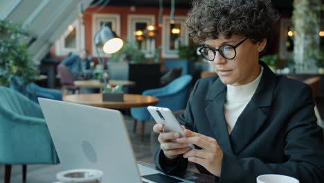 mujer de negocios que trabaja en un café