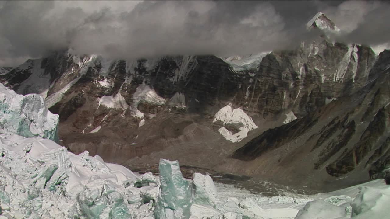 빙폭 한가운데서 불안정한 세락으로 팬